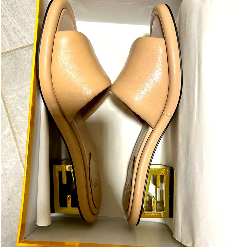 Beautiful sandals slides / heels sz8